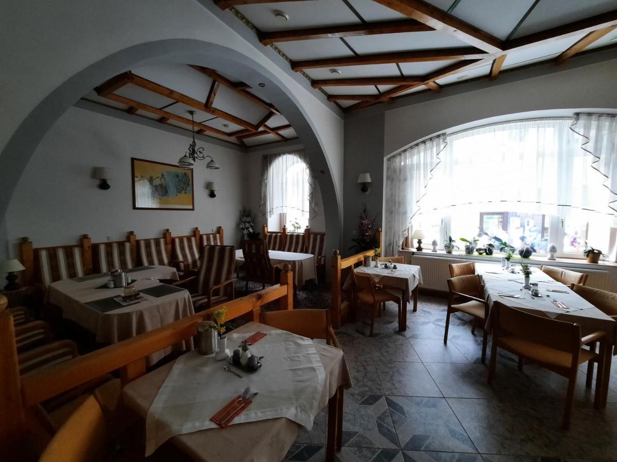 Hotel Koruna 예세니크 외부 사진