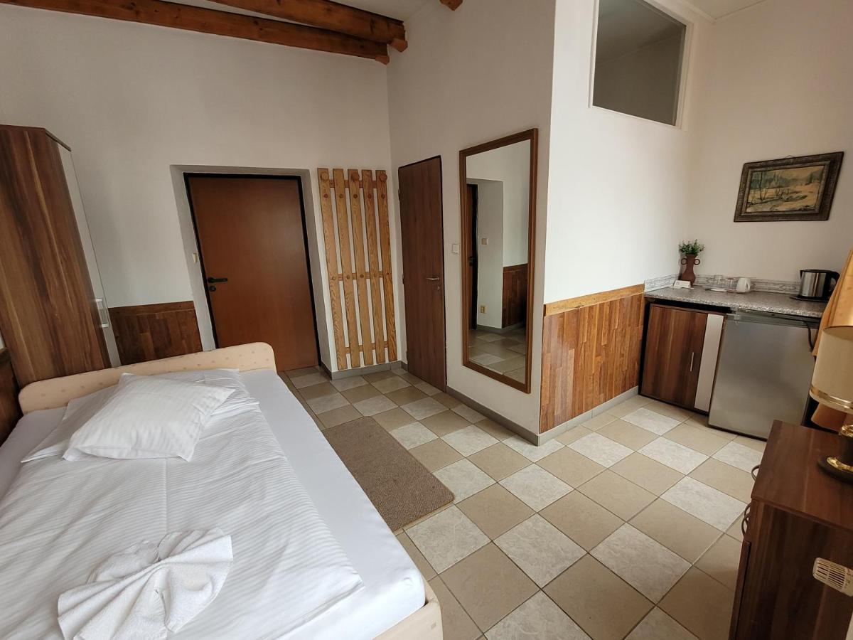 Hotel Koruna 예세니크 외부 사진