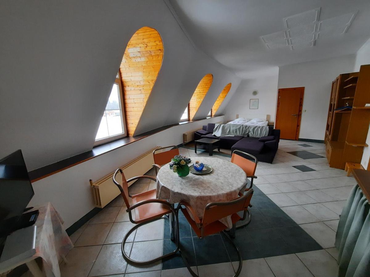 Hotel Koruna 예세니크 외부 사진