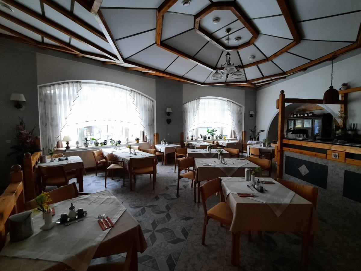 Hotel Koruna 예세니크 외부 사진