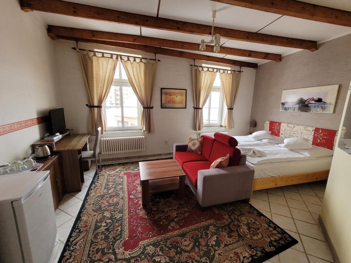 Hotel Koruna 예세니크 외부 사진