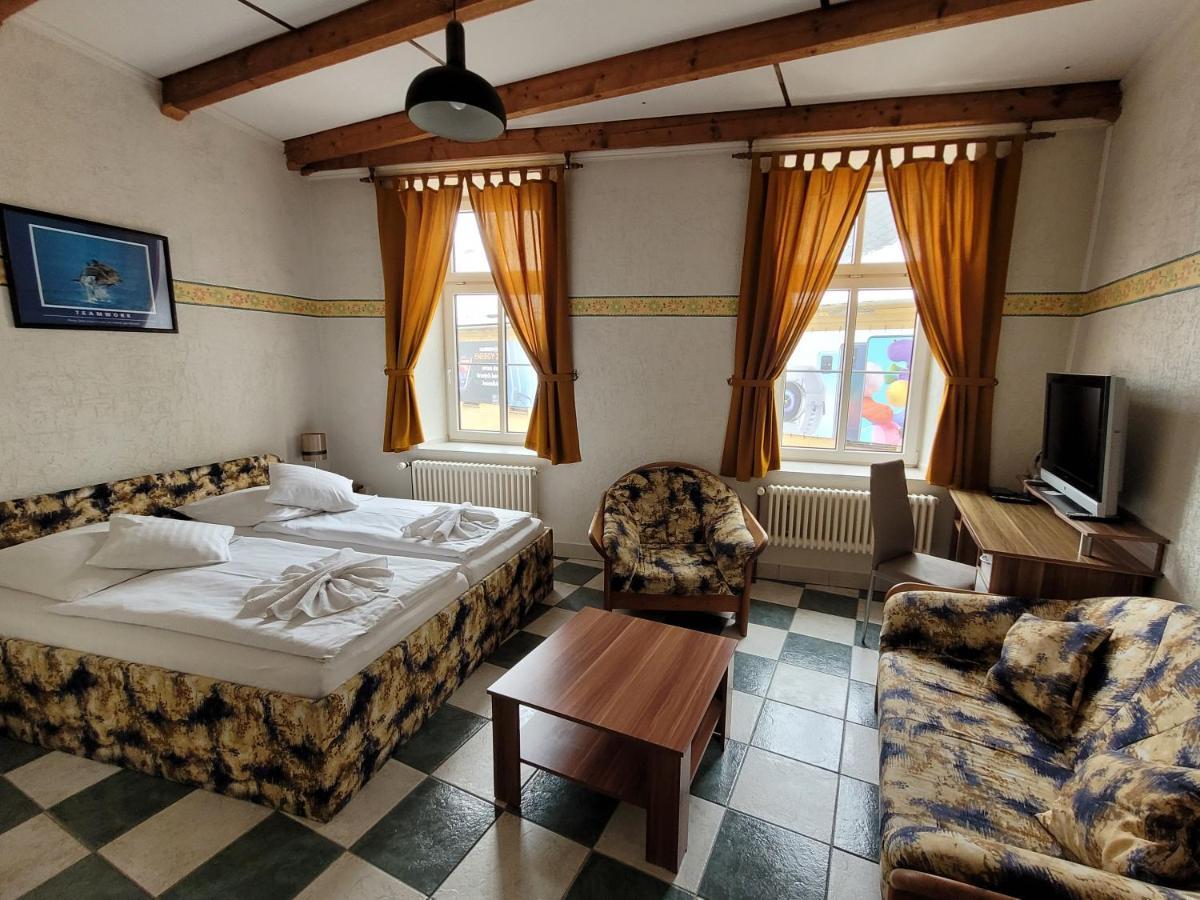 Hotel Koruna 예세니크 외부 사진